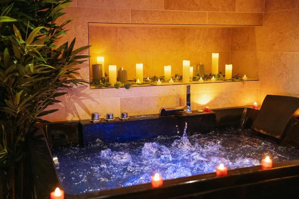 La baignoire balnéo XXL, jets et lumière d'ambiance