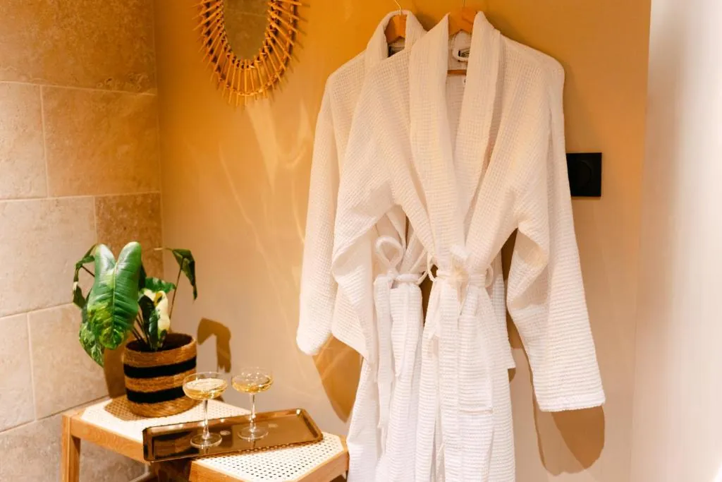 La chambre et son lit Queen size, tons chauds
